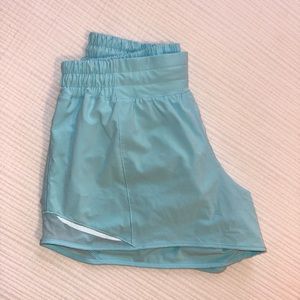 Lululemon Hotty Hot Low-Rise Lined Short 4”- Size 6